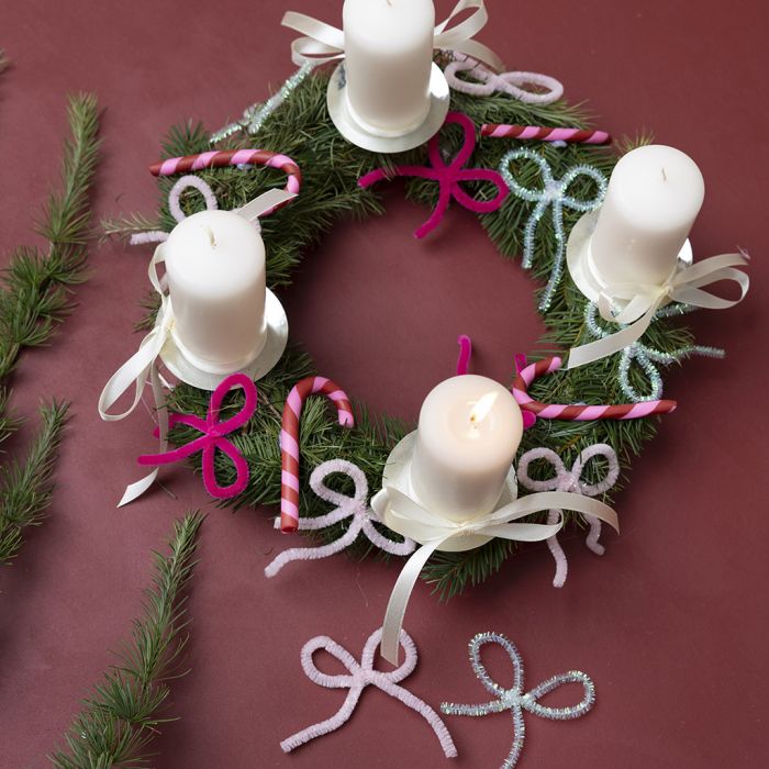 Christmas wreath with decorations in fine clay and pipe cleaners 