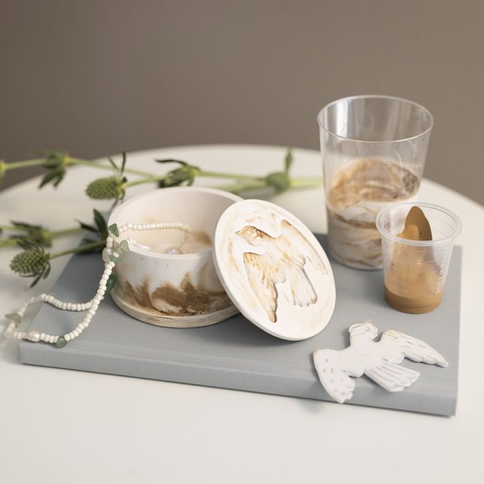 Cast resin container with lid