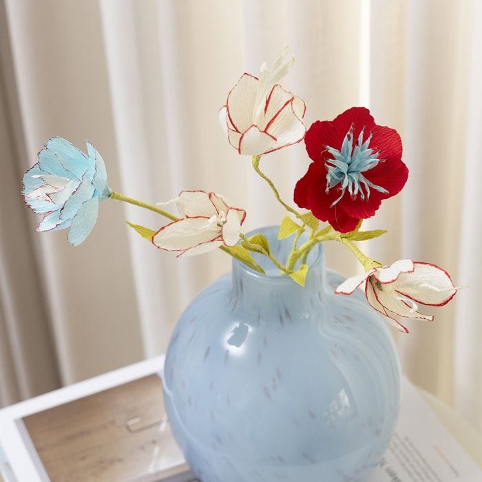 Crepepapirsblomster dekoreret med tusch