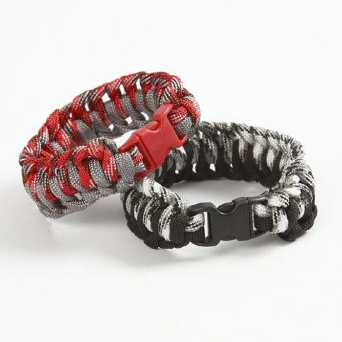 A braided Bracelet from Macramé Cord with a Click Fastener