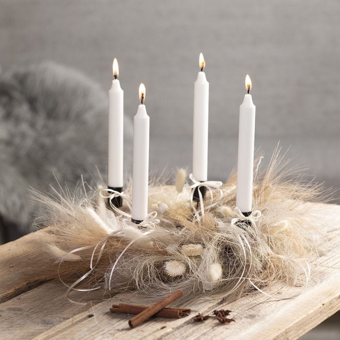 An Advent wreath with pampas grass and sisal