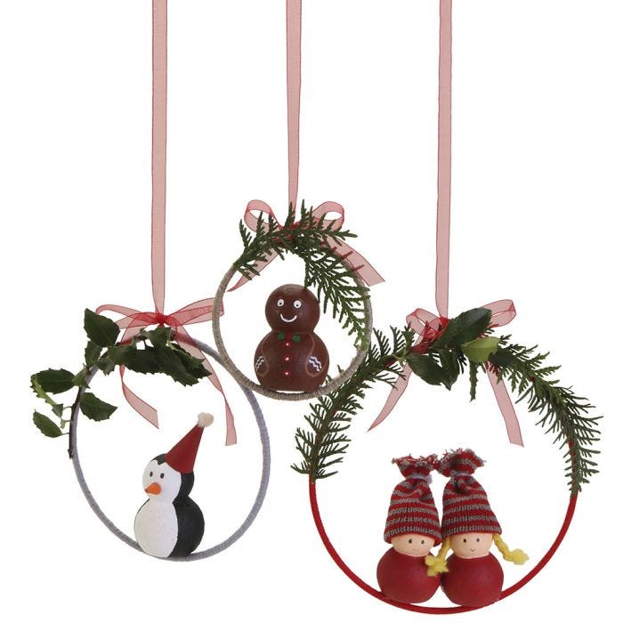 Atmospheric wreaths with Christmas figures