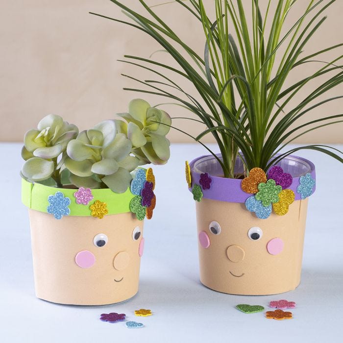 Upcycling – flower pots from plastic bucket