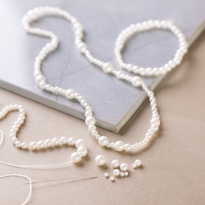 Necklace and bracelet with pearlescent white beads