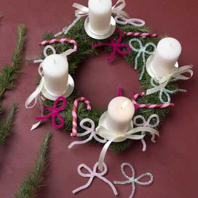 Christmas wreath with decorations in fine clay and pipe cleaners 