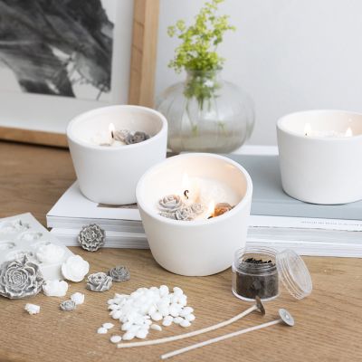 Soy candle with roses in dish