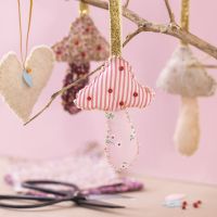 Hanging heart and mushroom in patchwork fabric and felt