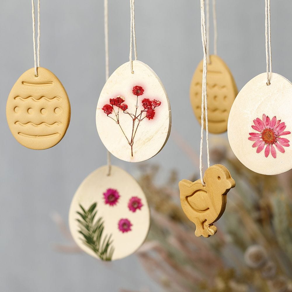 Hanging decorations from self-hardening clay with dried flowers